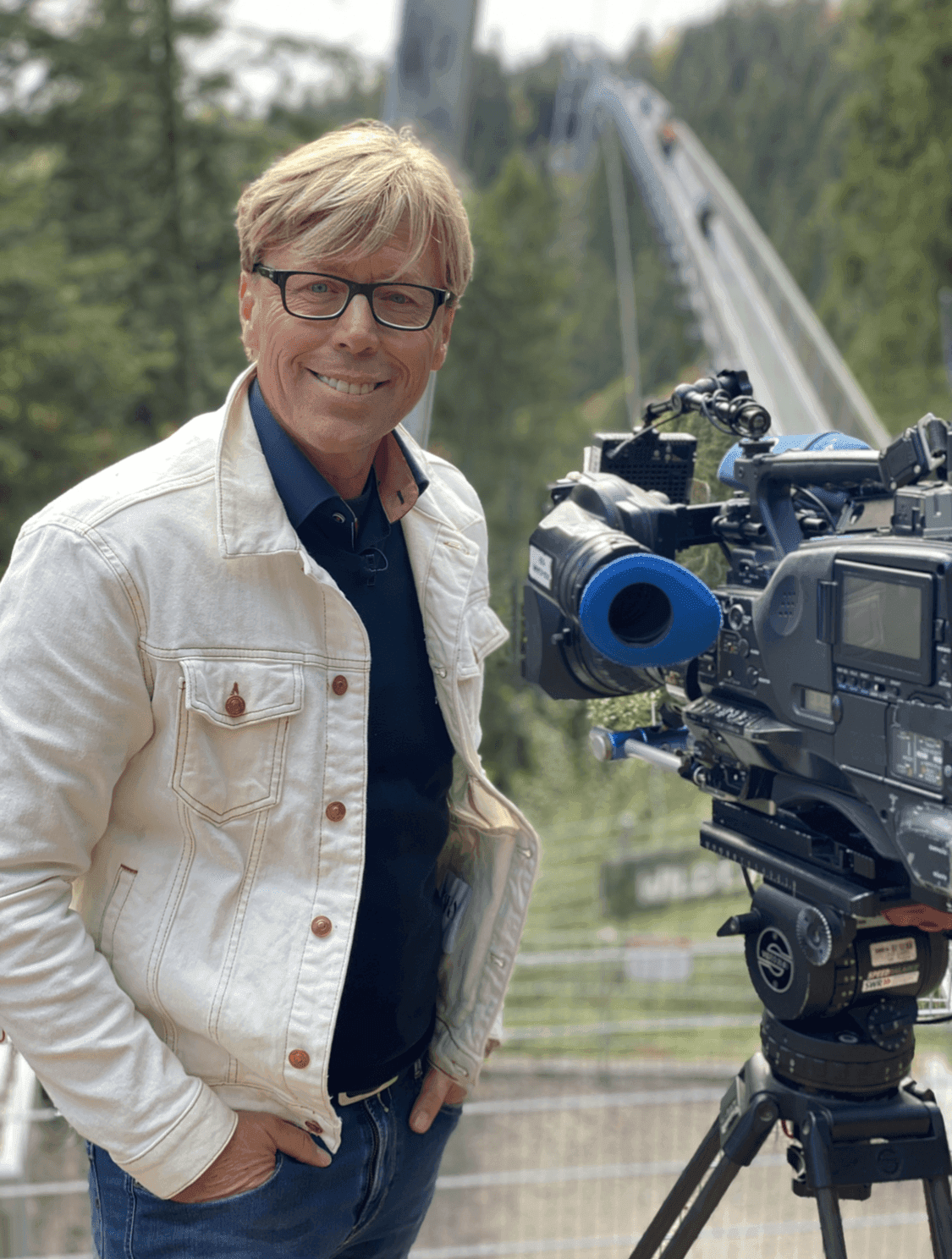 Hansy Vogt neben einer Fernsehkamera im Schwarzwald