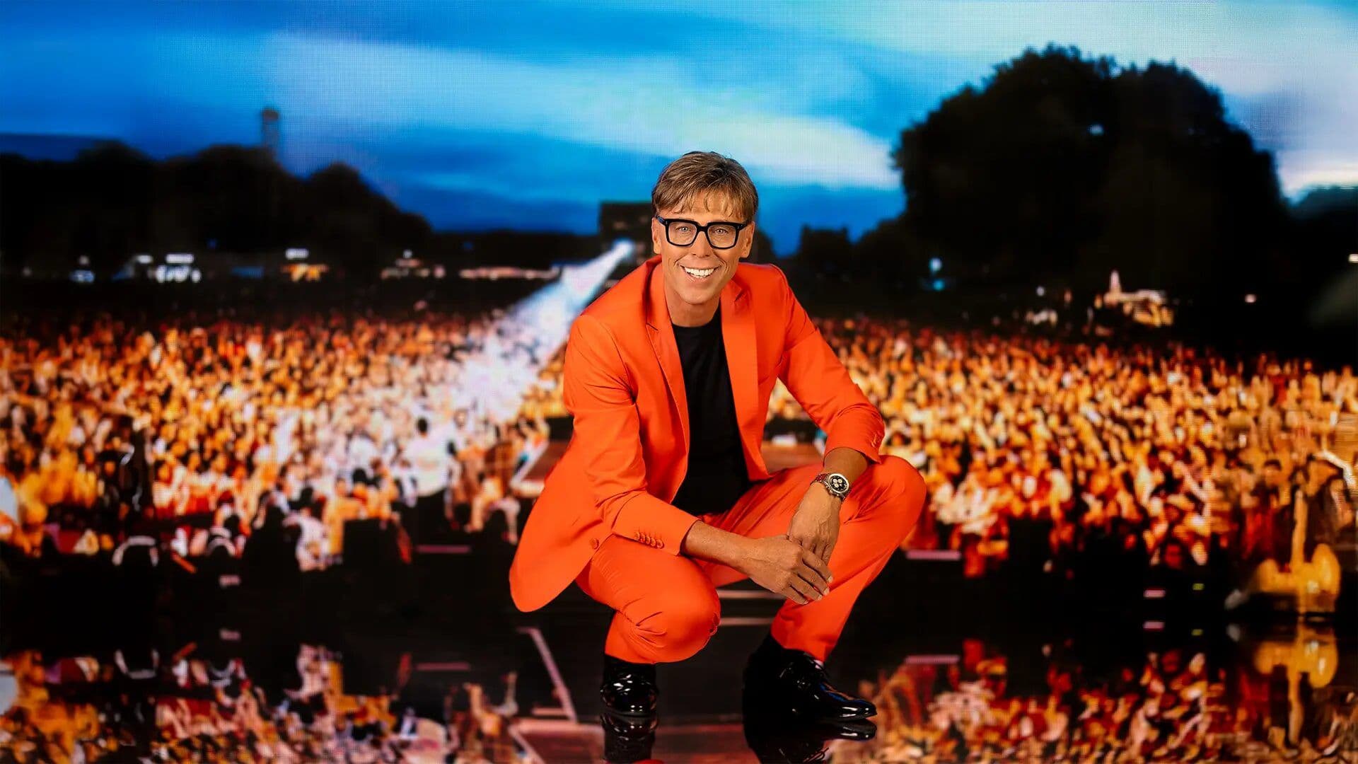 Hansy Vogt auf einer Open-Air-Bühne vor großem Publikum