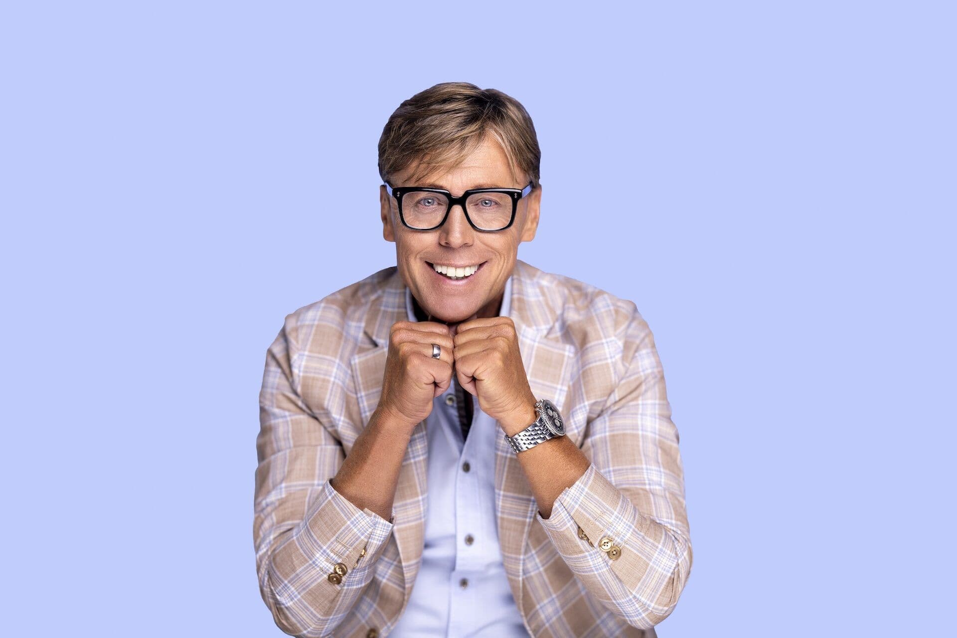 Hansy Vogt in roter Lederjacke vor einer Holzwand