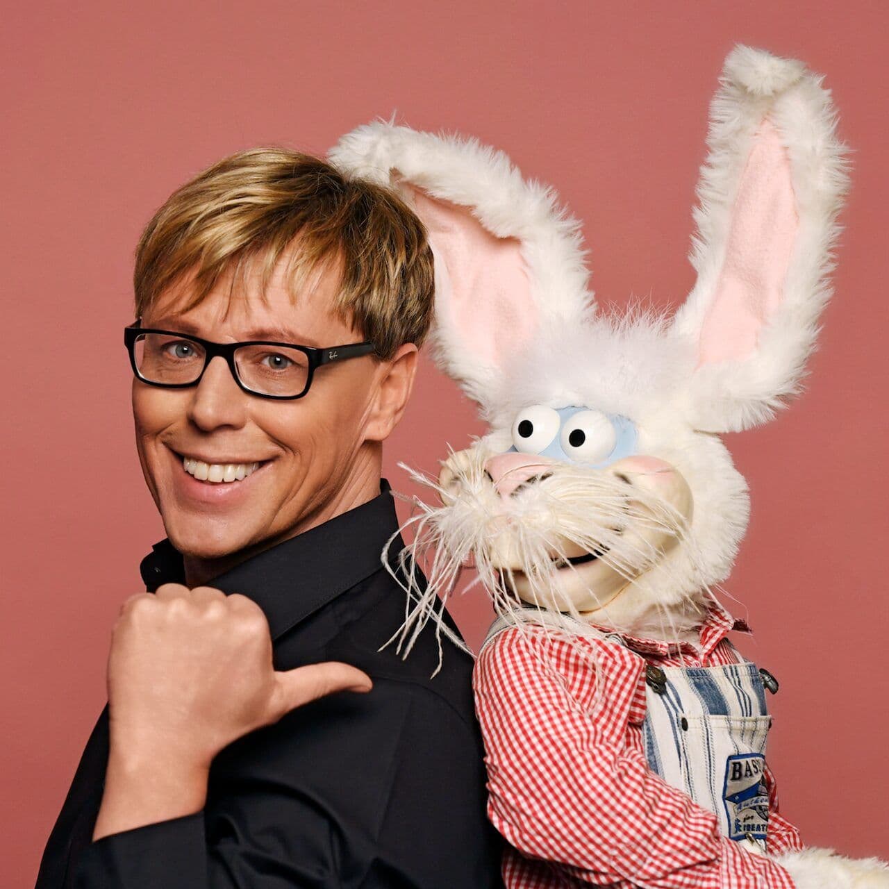 Hansy Vogt als Bauchredner mit Handpuppe