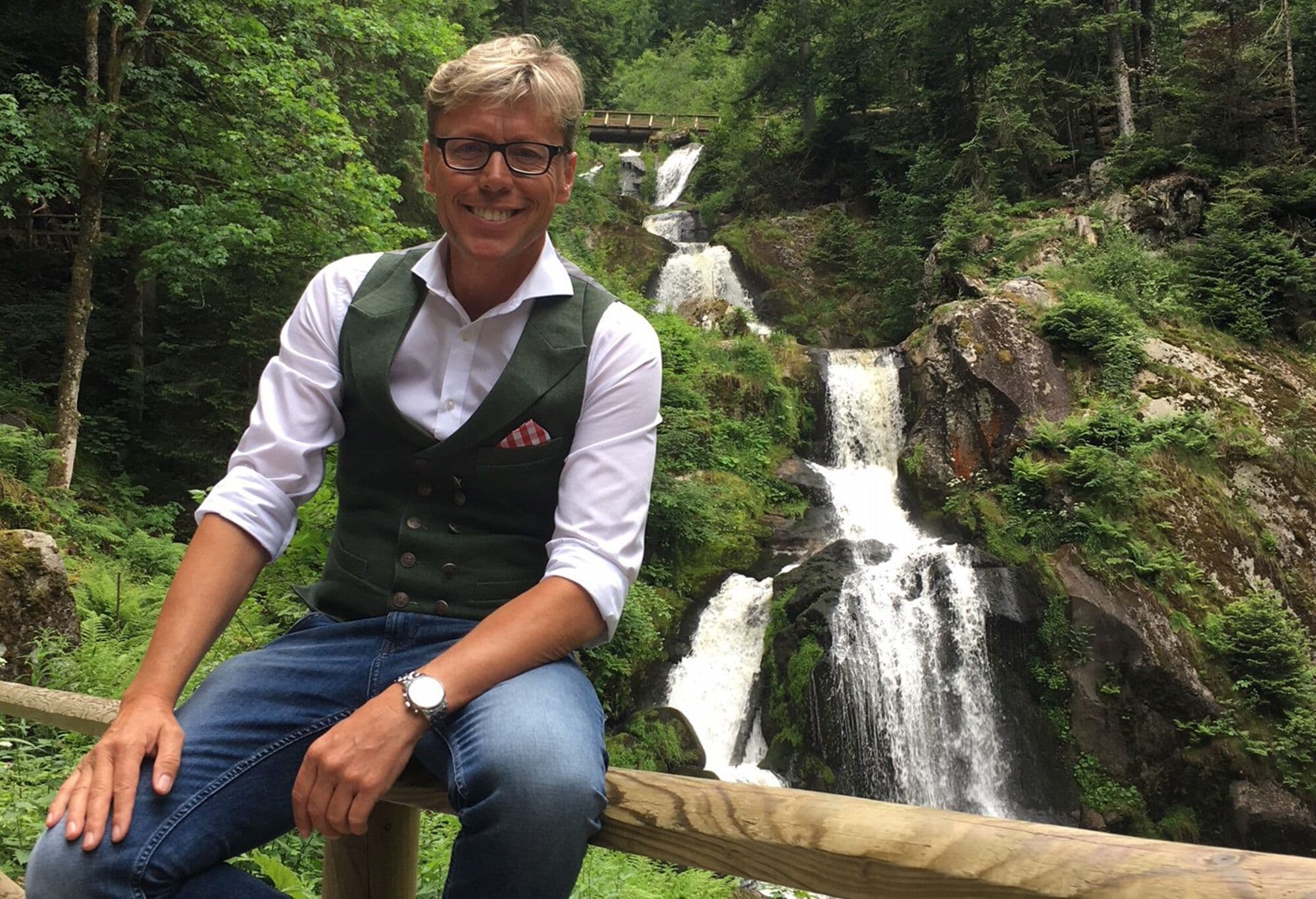 Hansy Vogt als Schwarzwald-Tourismusbotschafter an einem Wasserfall