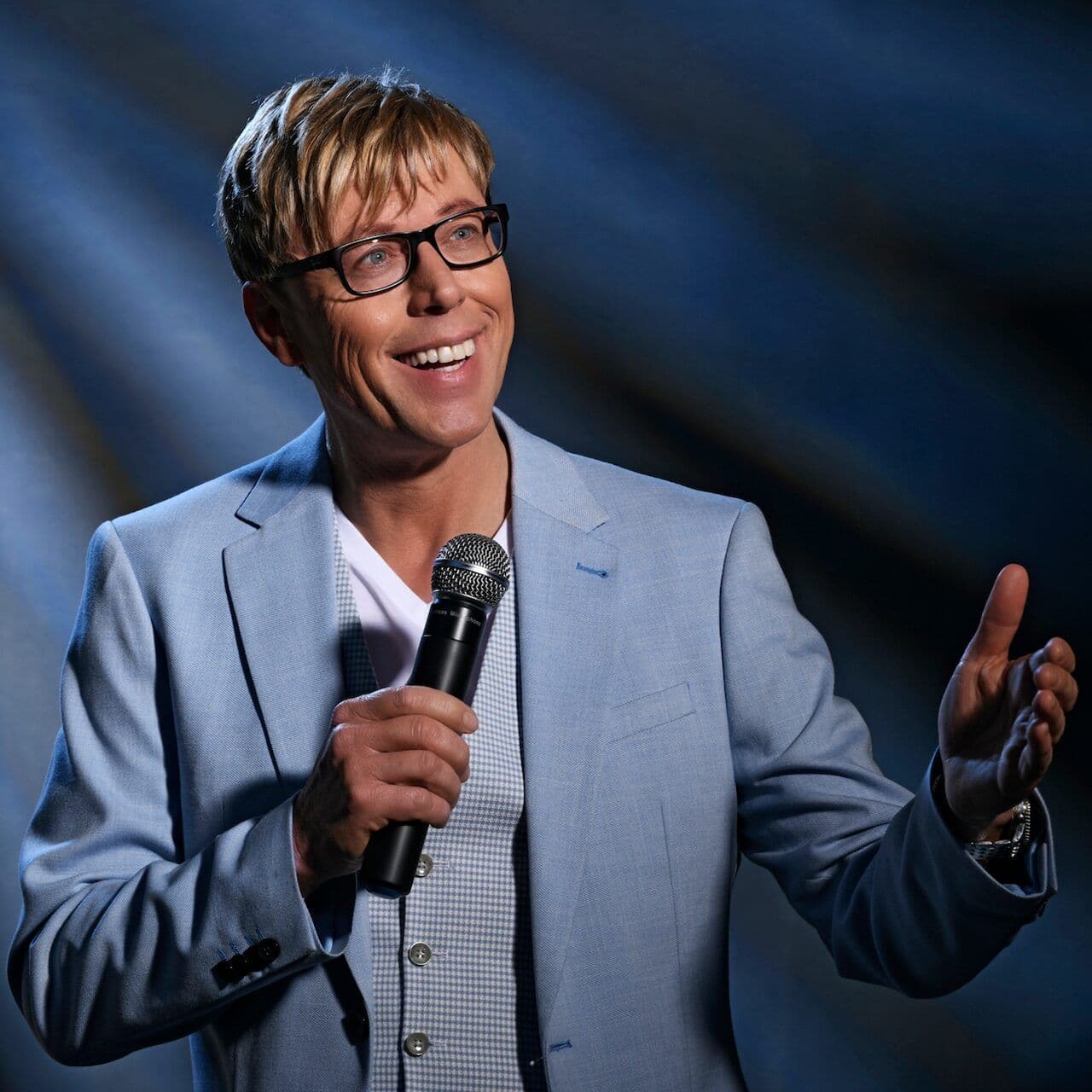 Hansy Vogt singt mit Mikrofon auf der Bühne