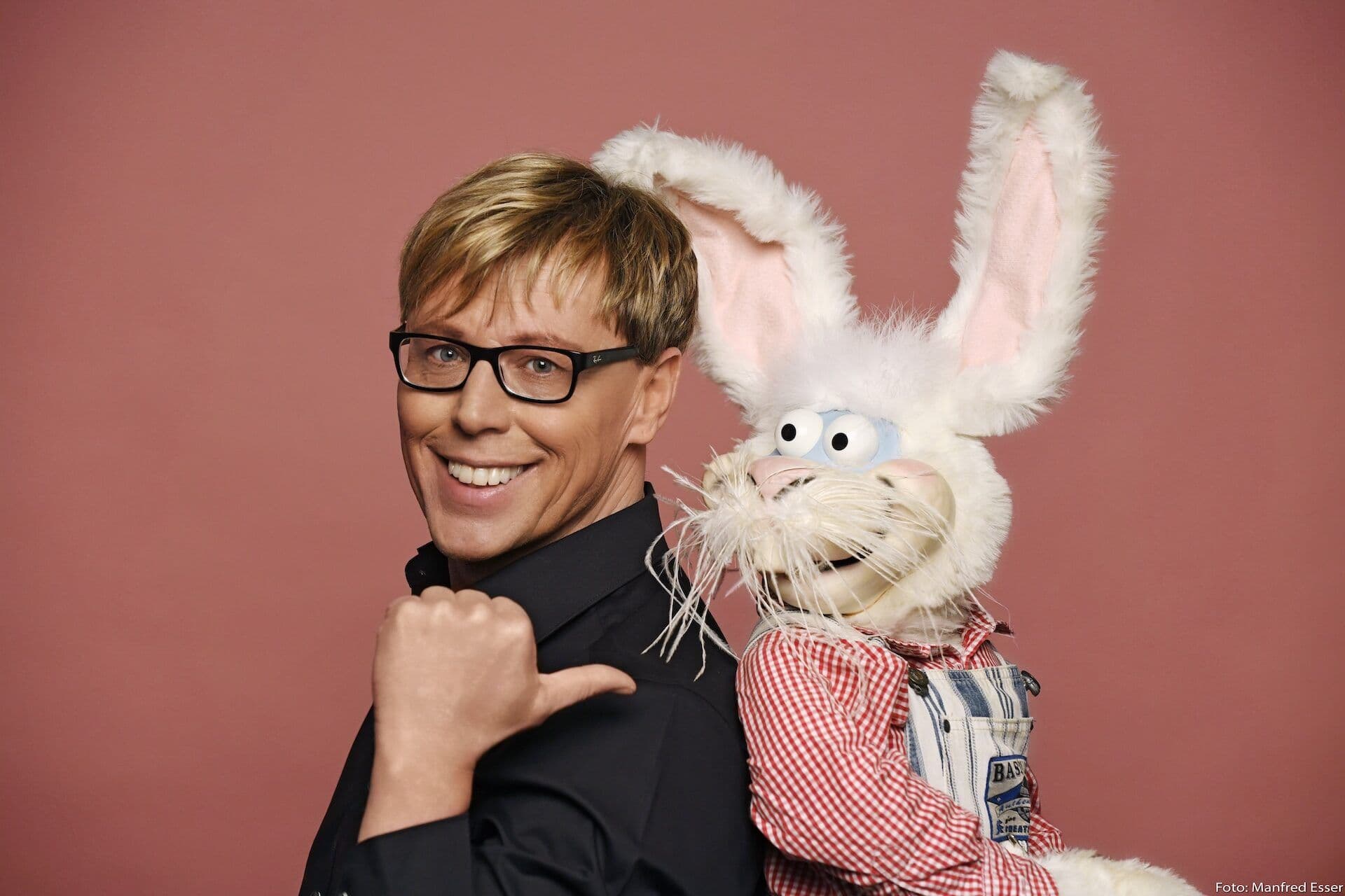 Hansy Vogt mit Handpuppe im Porträt